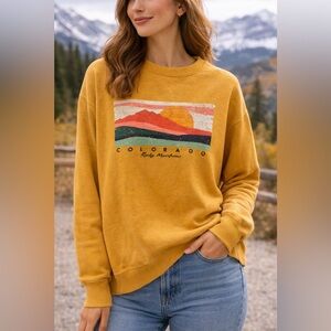 Retro Colorado Road Trip Rocky Mountain Town Outdoor Yellow Sweatshirt Size M